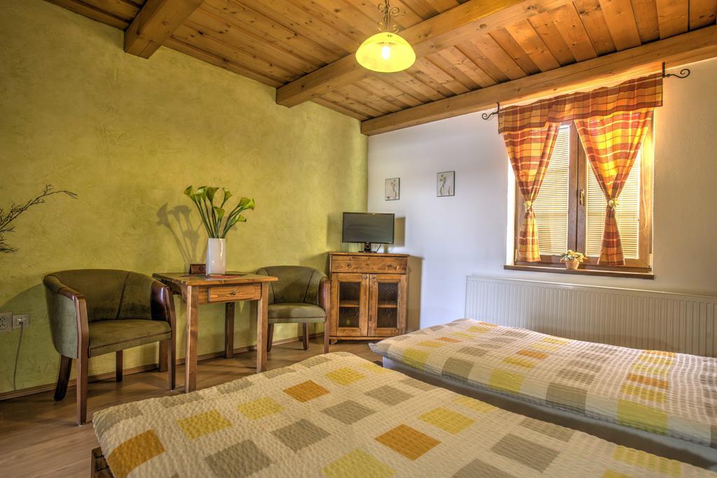 Penzión Grobský Dvor Slovensky Grob Habitación foto