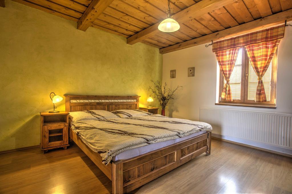 Penzión Grobský Dvor Slovensky Grob Habitación foto