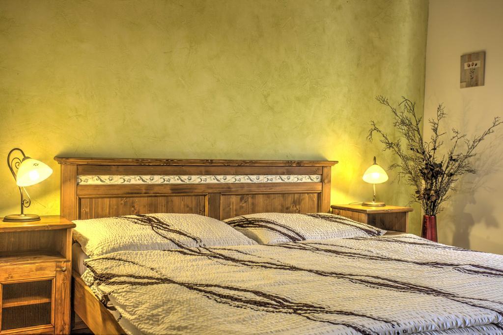 Penzión Grobský Dvor Slovensky Grob Habitación foto